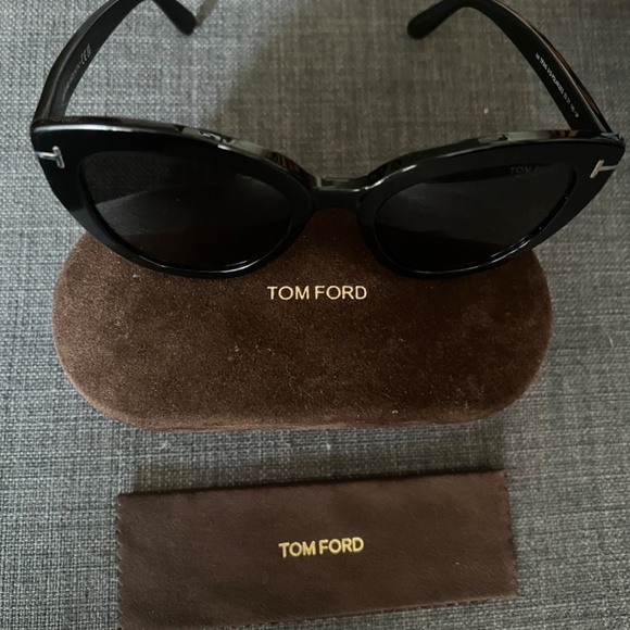 Tom Ford Cat Eye Polarized Sunglasses- Anya Authentic originally costs $480 - Picture 4 of 10
